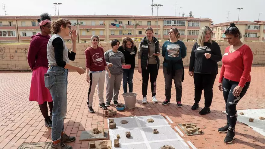 Programa Asertos con la colaboración de "Moradas en Construcción", busca capacitar y emplear a mujeres en la rehabilitación de fachadas e interiores con bioconstrucción
