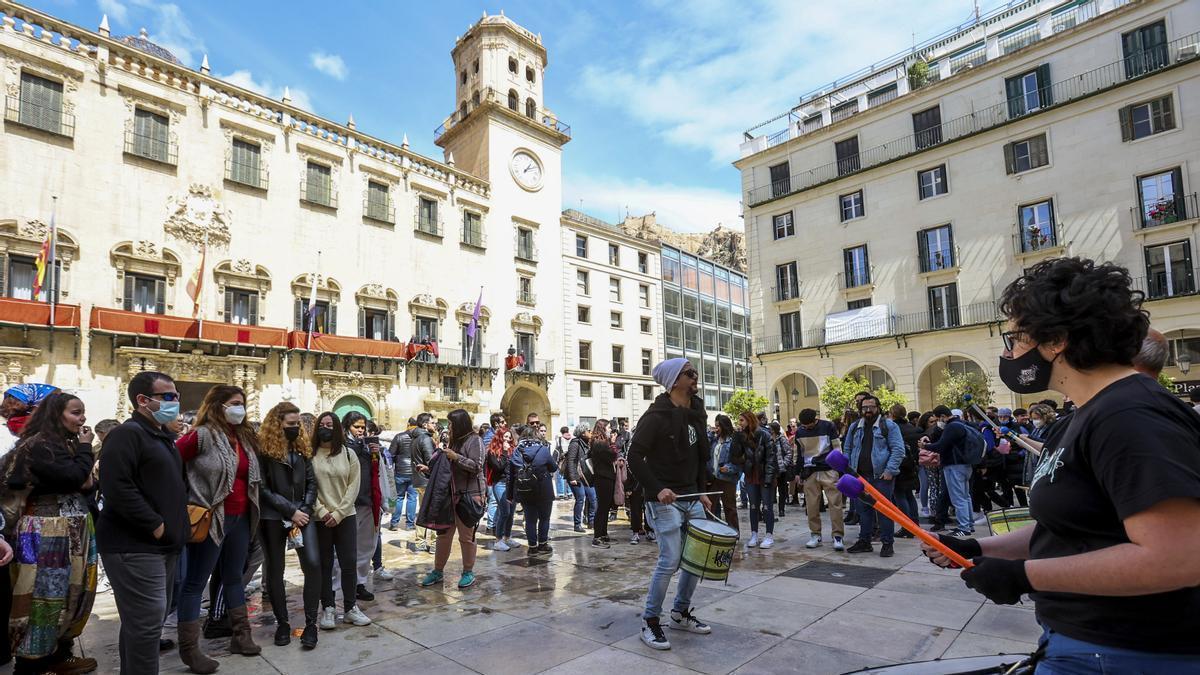 Una protesta de la comunidad educativa contra el Ayuntamiento por el retraso en las obras