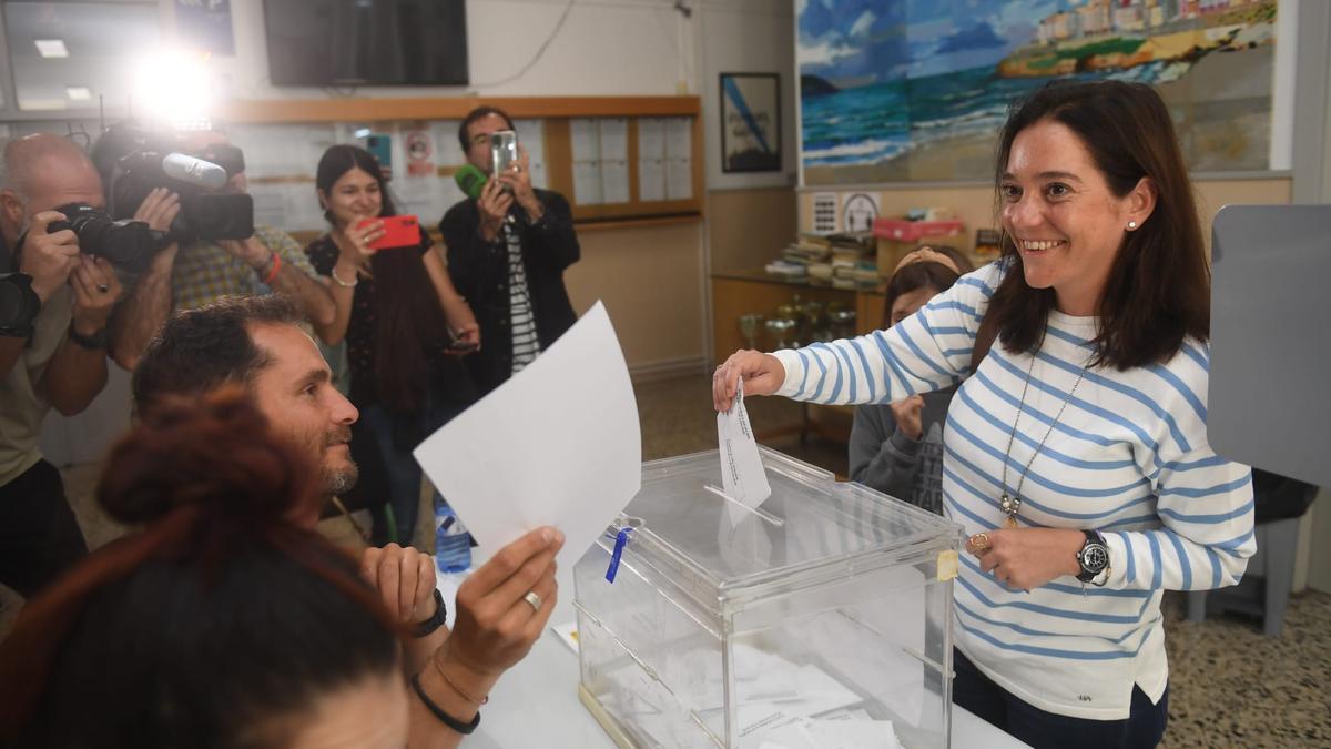 Inés Rey vota en Zalaeta