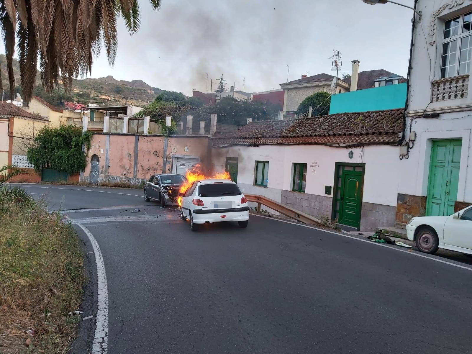 Dos coches chocan y uno se prende fuego en Santa Brígida