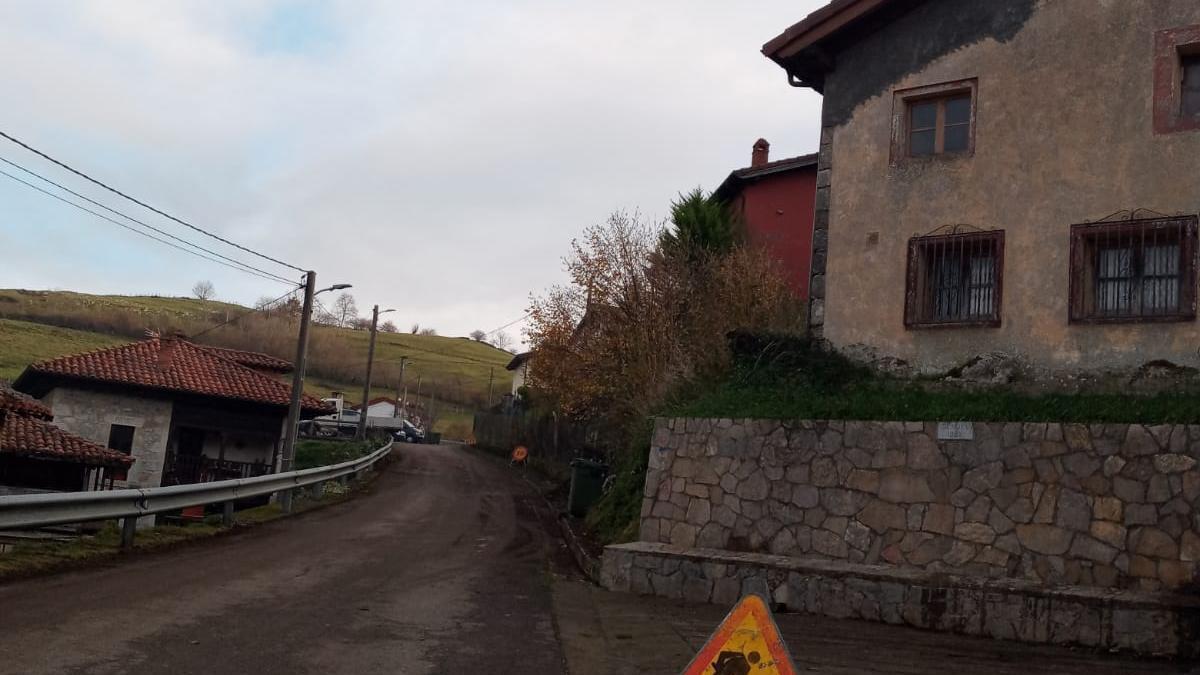Inicio de obras del acondicionamiento del camino entre Bobia de Abajo y Demués, en el concejo de Onís