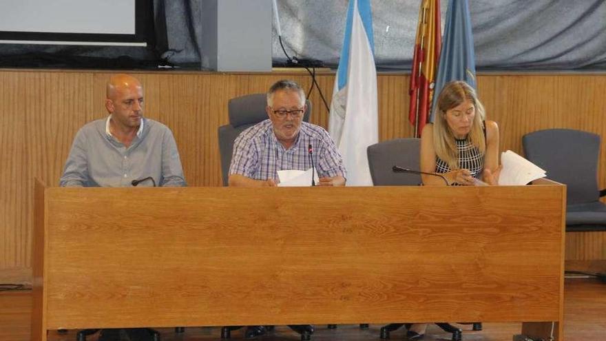 El interventor, el alcalde y la secretaria del Concello, en una comisión de seguimiento. // Santos Álvarez
