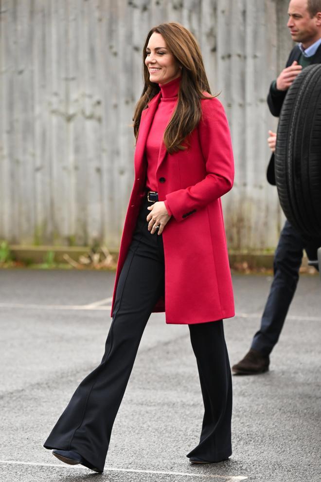 Kate Middleton con abrigo viva magenta