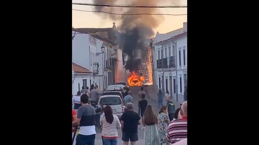 Arde un coche en Villanueva de Córdoba y provoca incidencias en el tendido eléctrico
