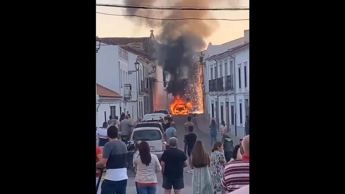 Frame del vídeo que muestra el coche ardiendo.