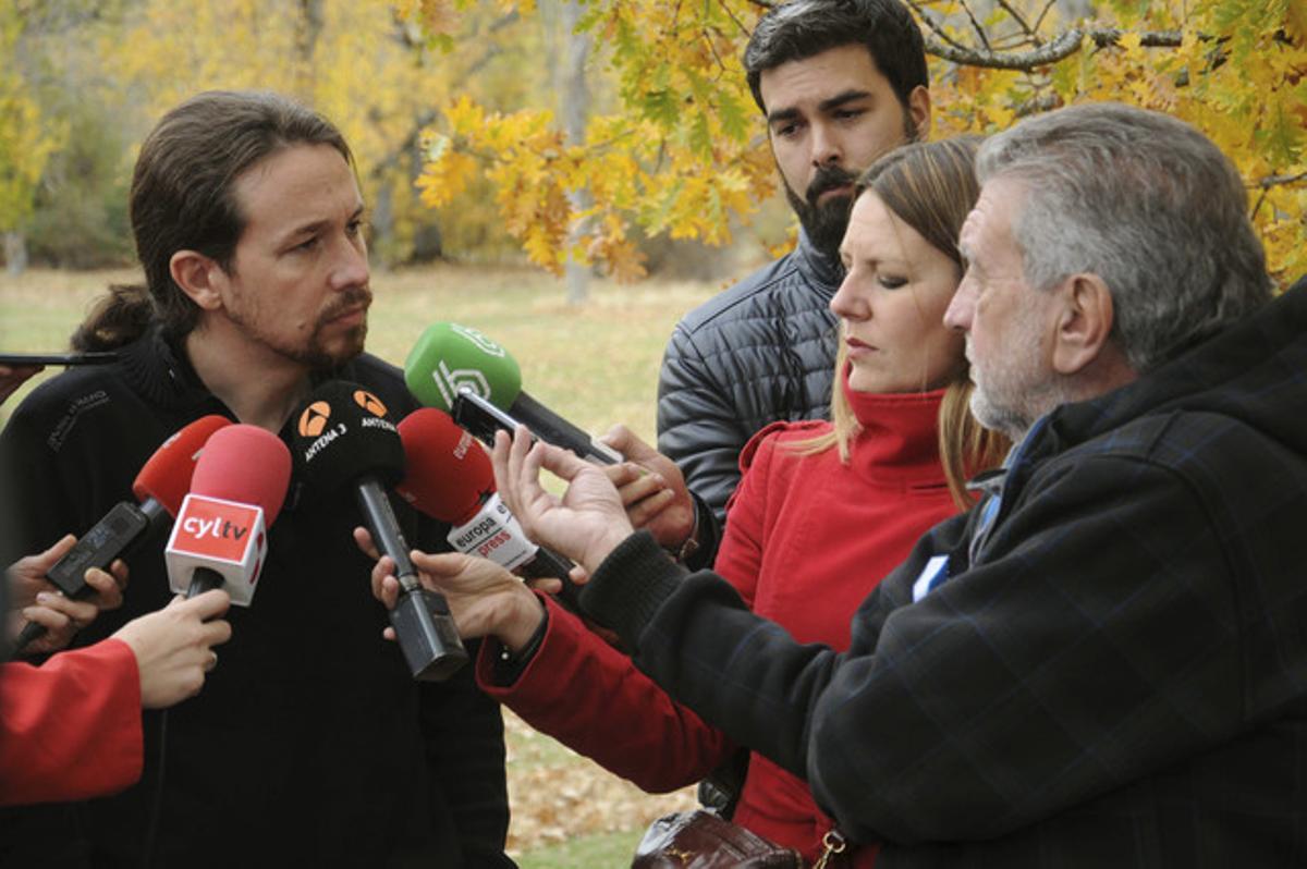 El secretari general de Podem, Pablo Iglesias, en l’antic campament de Robledo, a Segòvia, aquest dissabte. El secretari general de Podem, Pablo Iglesias, en l’antic campament de Robledo, a Segòvia, aquest dissabte.