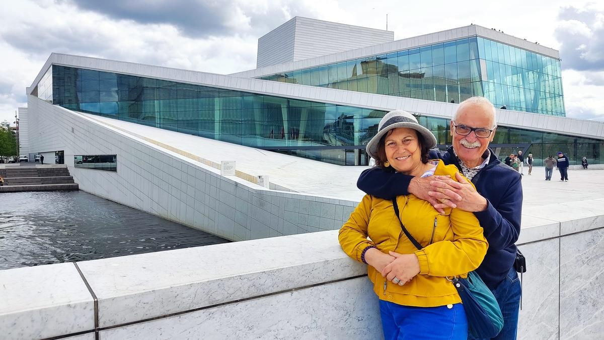Alfredo y su mujer, ante la ópera de Oslo.