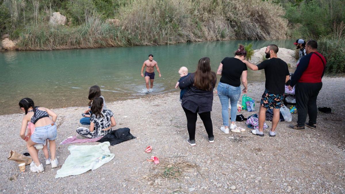 Un bañista sale del río tras darse un chapuzón animado por el buen tiempo en el paraje del Termet, ayer por la tarde. | ANDREU ESTEBAN