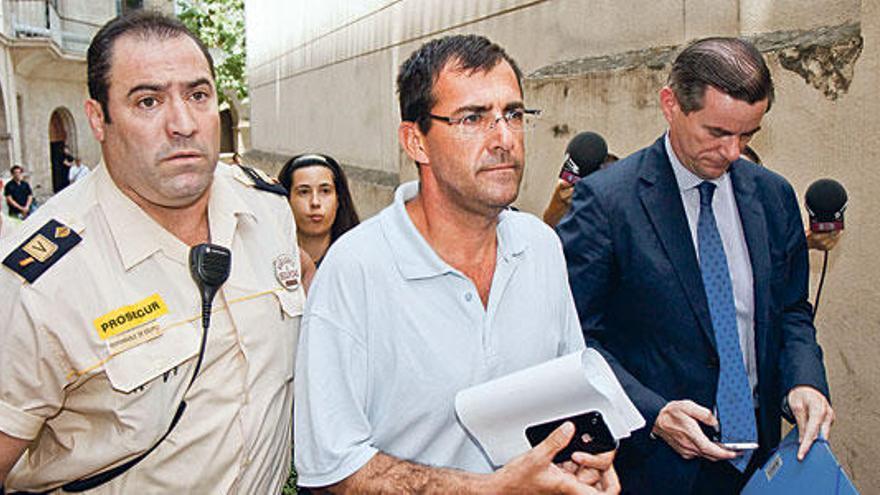 Miquel Nadal sale de los juzgados de Palma tras ser detenido y prestar declaración el 30 de junio.