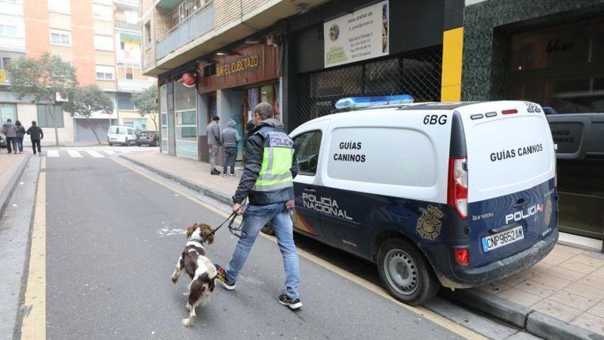 Un ladrón sorprendido por la Policía trata de hacerse pasar por empleado del establecimiento donde robaba