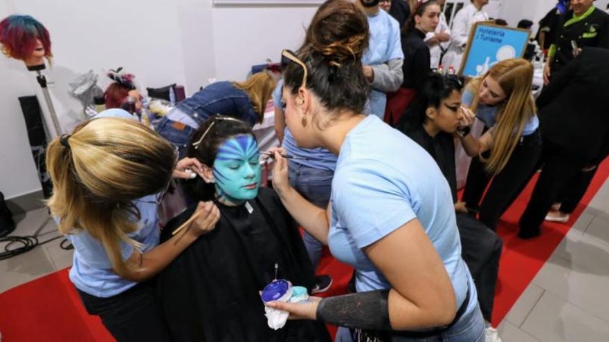 Alumnas de maquillaje de Batoi en la feria