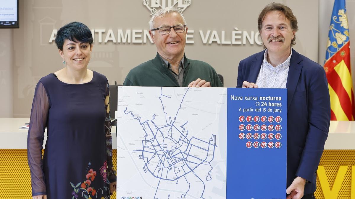 Serrano, Ribó y Grezzi muestran el mapa con las nuevas líneas nocturnas de València y el área metropolitana.