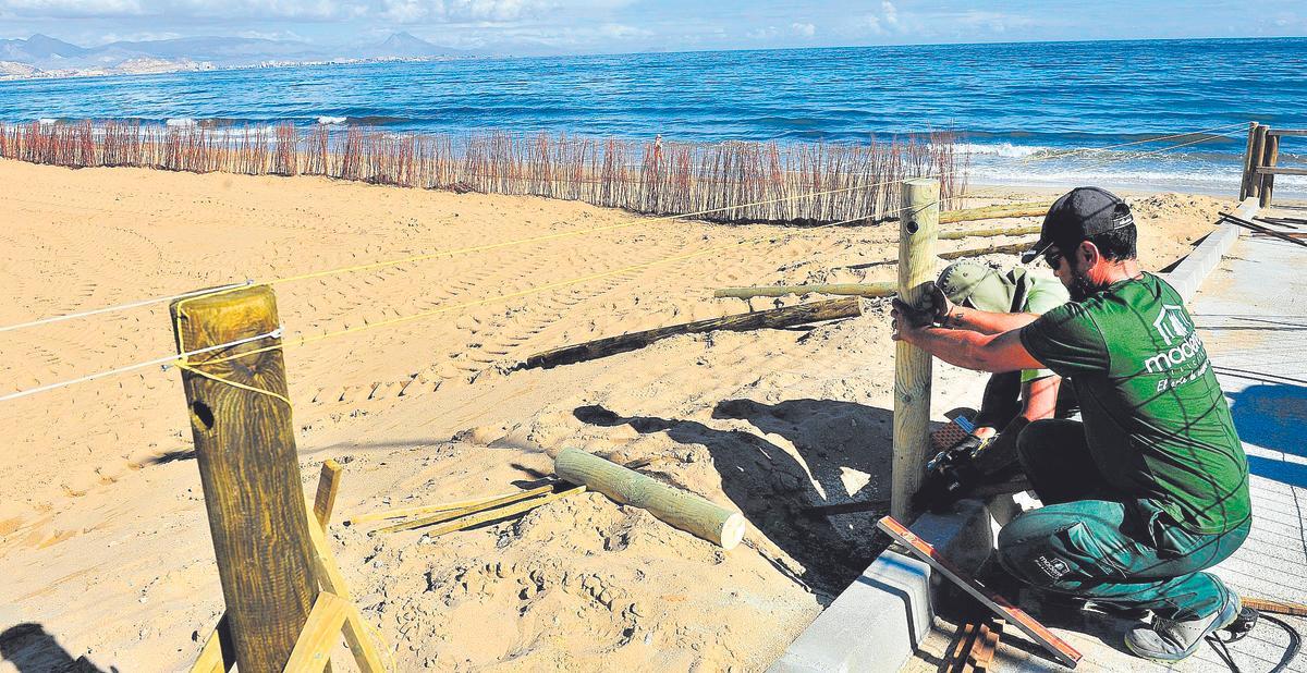 Vallado de la parcela que ocupaba el antiguo hotel de Arenales del Sol