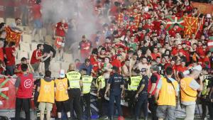 Aficionados de Osasuna tienen que abandonar parte de la grada tras el lanzamiento de una bengala