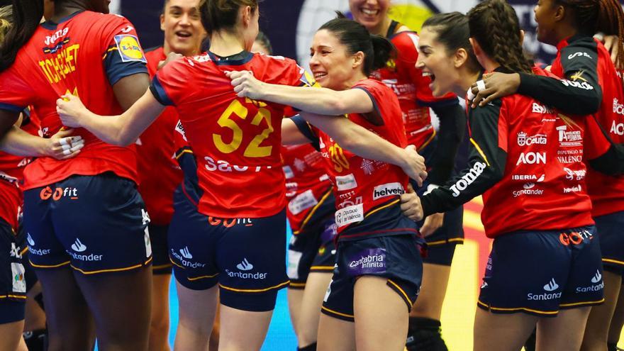 Las jugadoras de la selección española celebran la victoria. |  // EFE