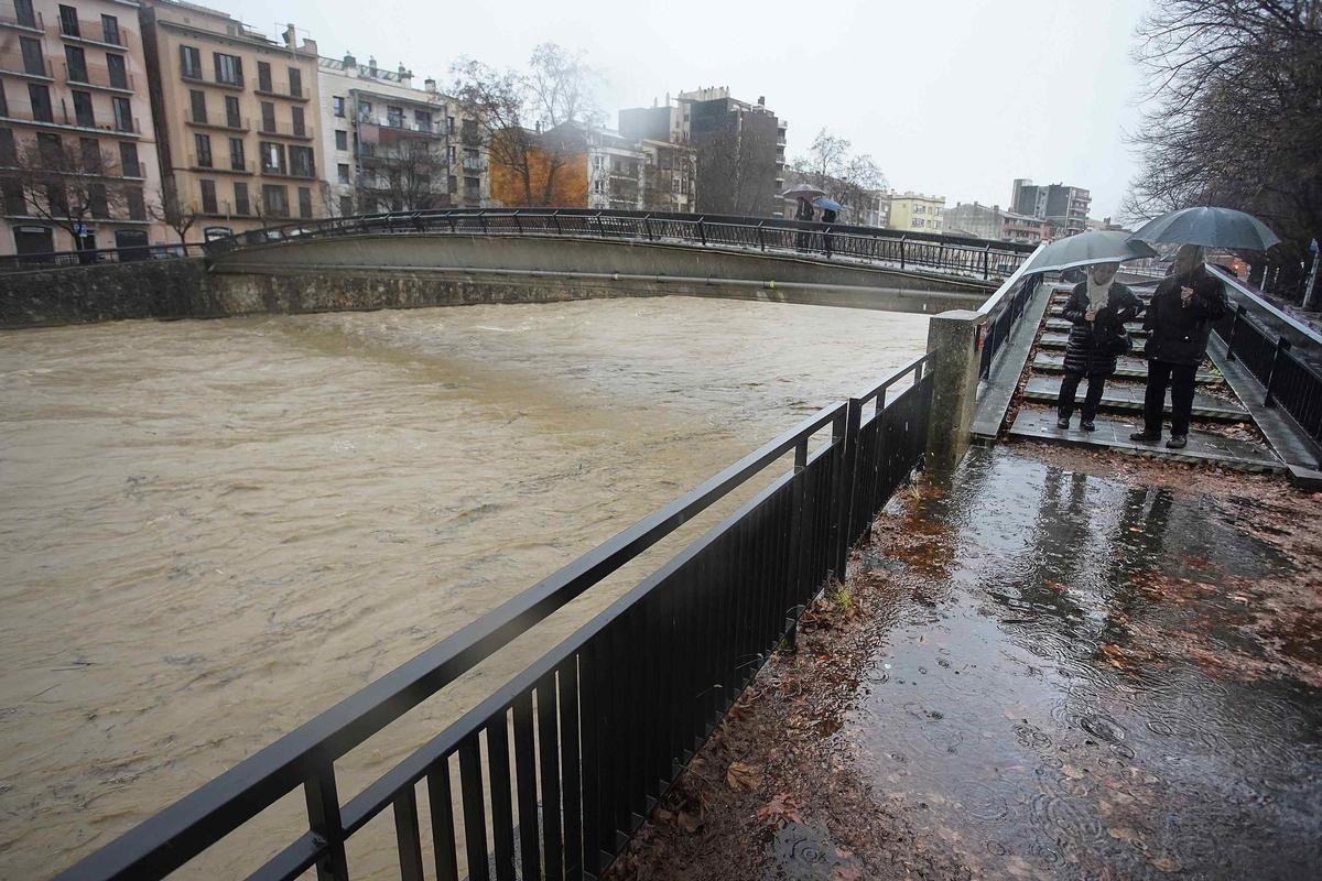 Les imatges de l'Onyar i el Ter plens d'aigua