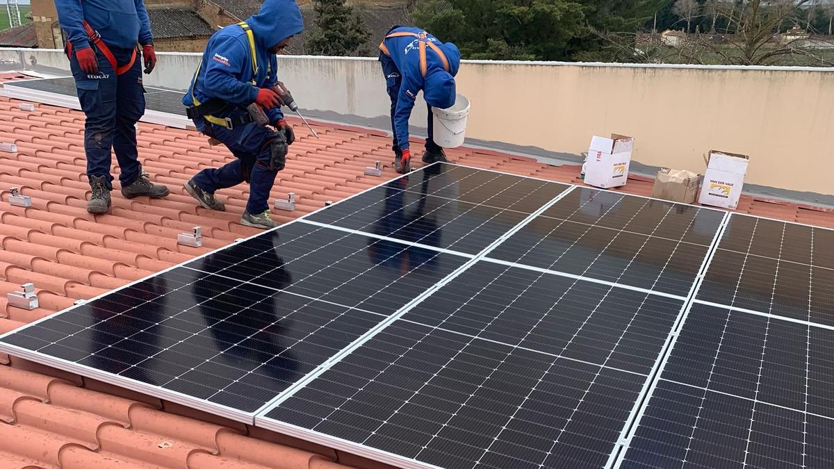 Operadores trabajan en la instalación de placas fotovoltaicas en Castroverde de Campos