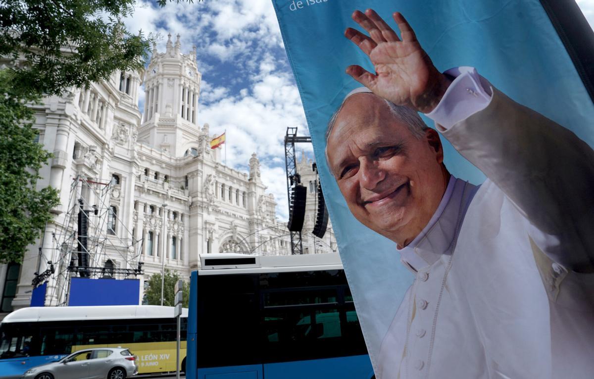 Madrid. 04.06.2026. Preparativos en la Plaza de Cibeles, con el Ayuntamiento al fondo