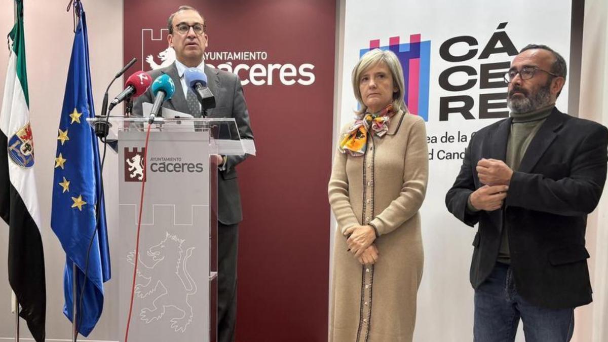 Mateos, Bazaga y Morales, en una rueda de prensa conjunta en el Ayuntamiento de Cáceres.