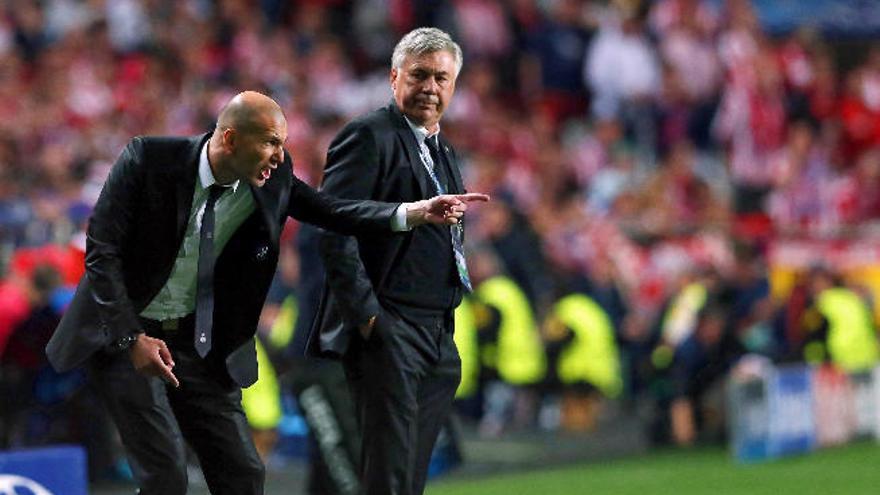 Zidane hace indicaciones junto a Ancelotti durante la final de la Copa de Europa de 2014 en Lisboa.