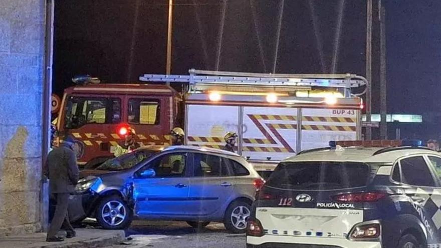 Uno de los coches acabó empotrado contra una vivienda. |  FdV