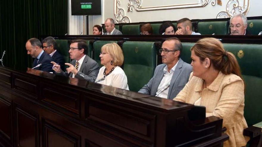 Diputados socialistas, en primera fila, durante el pleno de ayer en la Diputación. // Rafa Vázquez