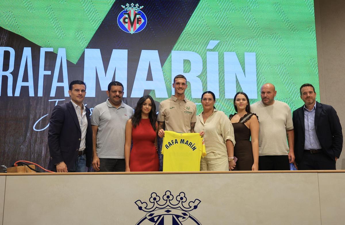 Rafa Marín, durante su presentación como nuevo jugador del Villarreal junto a sus familiares.