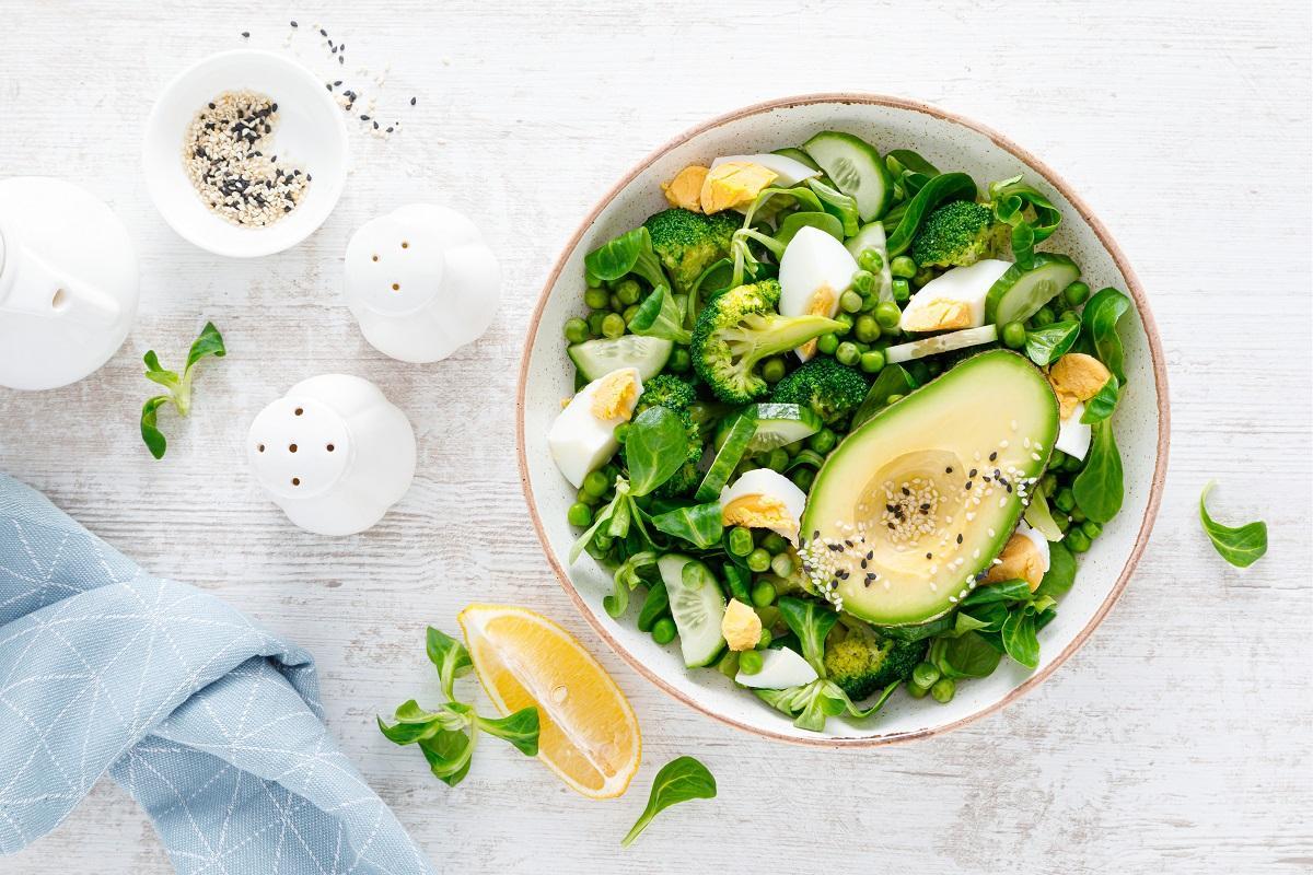 Ensalada de brócoli y aguacate con huevo.