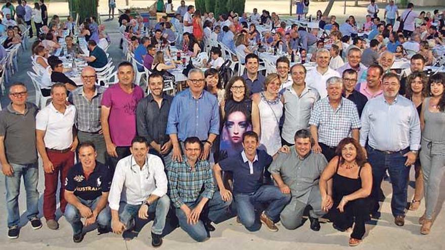 Cargos y militantes de El Pi en la cena del sábado en Porreres.