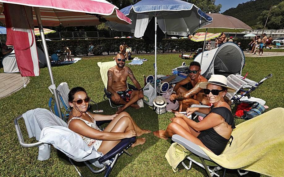 Desde la izquierda, Adriana Sánchez, Jonathan Gutiérrez, Nacho Suárez y Loli Pérez, en la piscina municipal de Las Caldas. | Luisma Murias