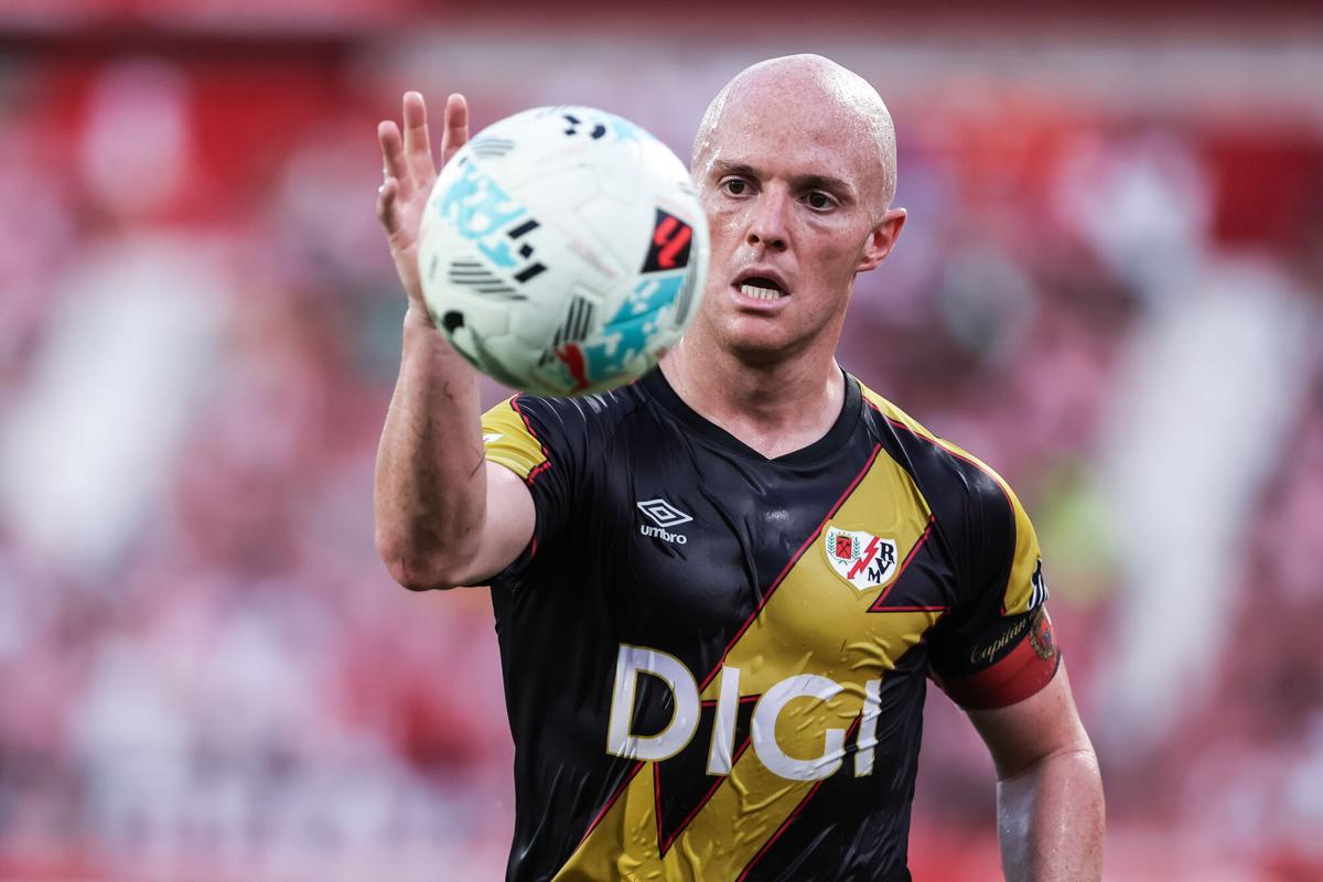 Isi Palazón, durante el debut liguero del Rayo en Girona, el pasado viernes.