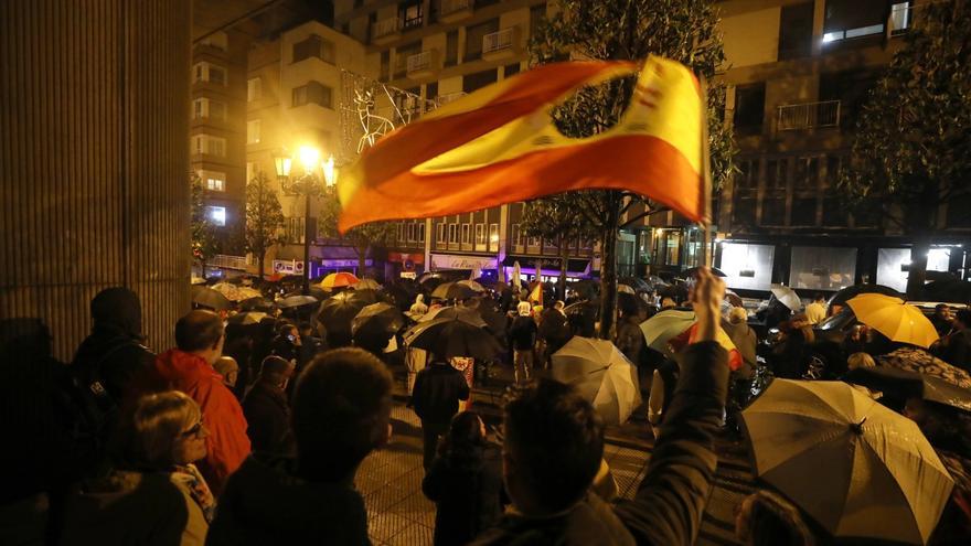 Más de un centenar de personas protestan contra Pedro Sánchez en Oviedo al grito de &quot;España es una y no cincuenta y una&quot;