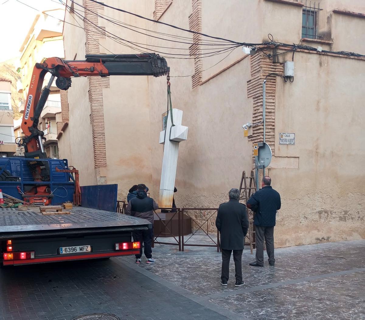 Momento de la ubicación de la Cruz en su nuevo emplazamiento