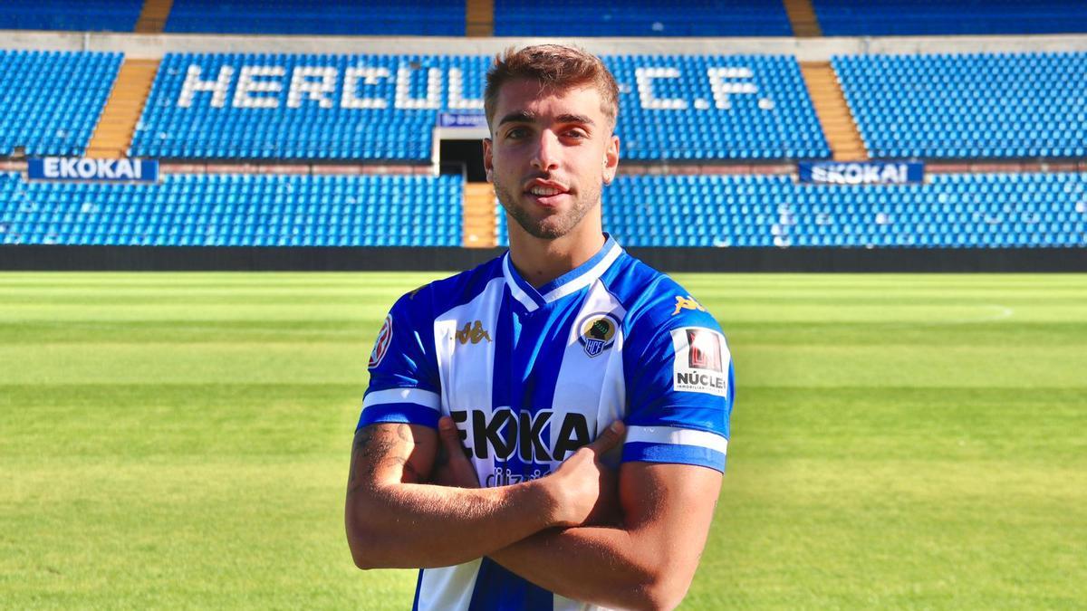 Jorge Galvañ posa en el Rico Pérez con motivo de su renovación con el Hércules.