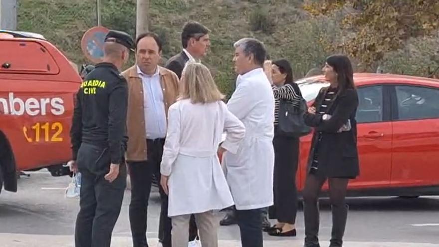 Juanfran Pérez Lorca y el alcalde de La Vila con la gerente del hospital interesándose por lo que ha ocurrido