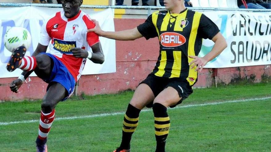 Cotilla, del Rápido de Bouzas, presiona a Sylla, del Arosa, en el partido de ayer en A Lomba. // Iñaki Abella