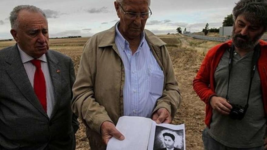 Camilo de Dios posa en el centro con una foto de su hermano. // FdV