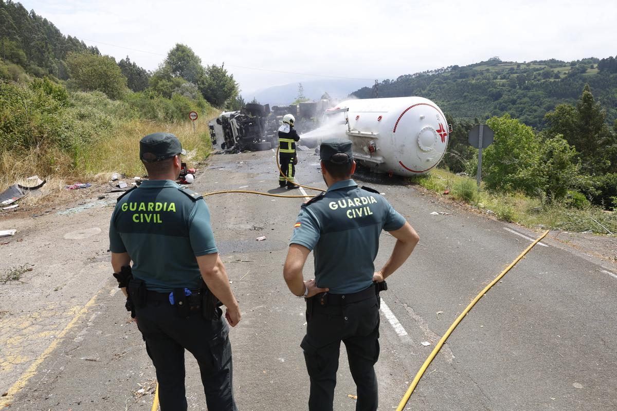 EN IMÁGENES: El espectacular accidente de un camión cisterna con gas en la Autovía del Cantábrico, a la altura de Colunga