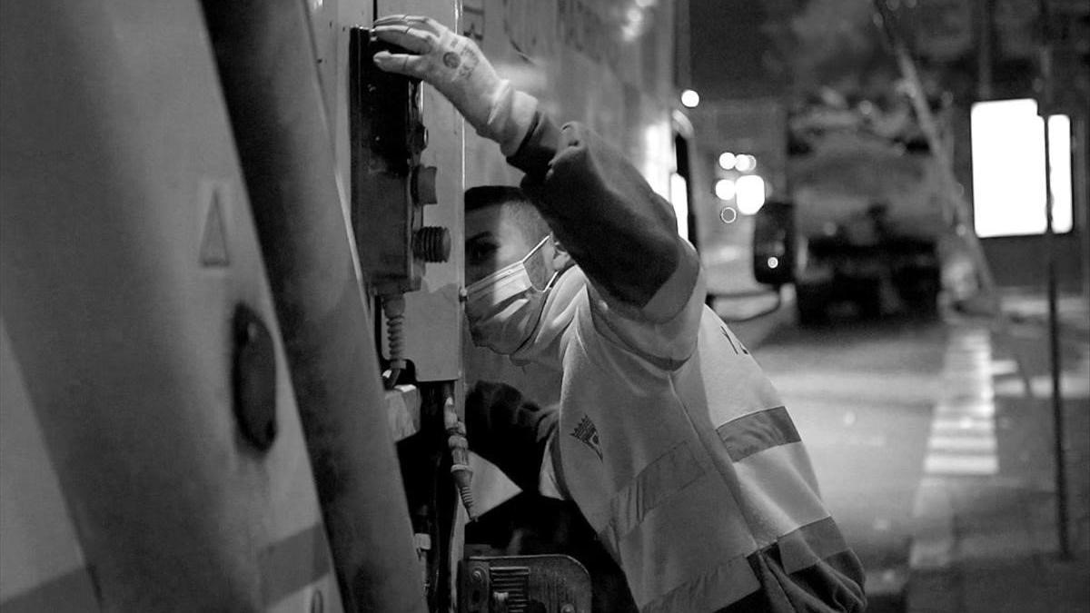 Un trabajador esencial en la noche de Madrid.