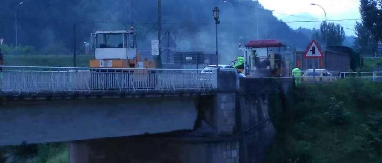 Obras junto al puente Emilio Llamedo, principal punto de entrada a Arriondas desde Ribadesella y Cangas de Onís.