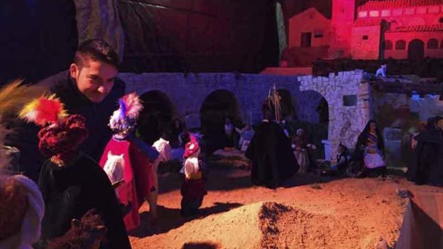 Un joven observa las figuras de los tres Reyes Magos en su llegada a Tierra de Campos.