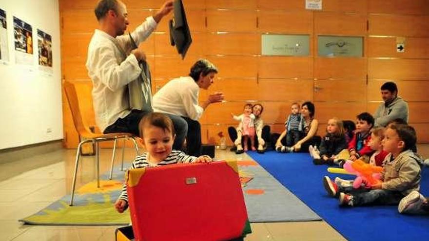 Cuentacuentos para bebés en la biblioteca de Vilagarcía.  // I.Abella