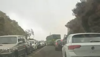 "Levantamos el coche a mano para abrir paso a la guagua en Roque Negro"