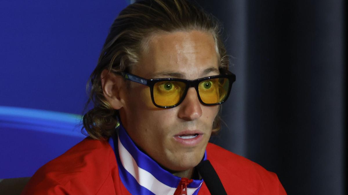 Marcos Llorente en rueda de prensa con unas gafas con lentes amarillas para protegerse de los efectos de la luz artificial