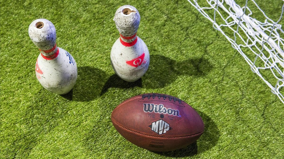 Detalle de la pelota reglamentaria de fútbol americano con la que se derriban los bolos.