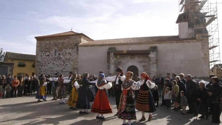 Bailes regionales ante la puerta de la iglesia en una fiesta anterior de san Martín de Tours en Monfarracinos.