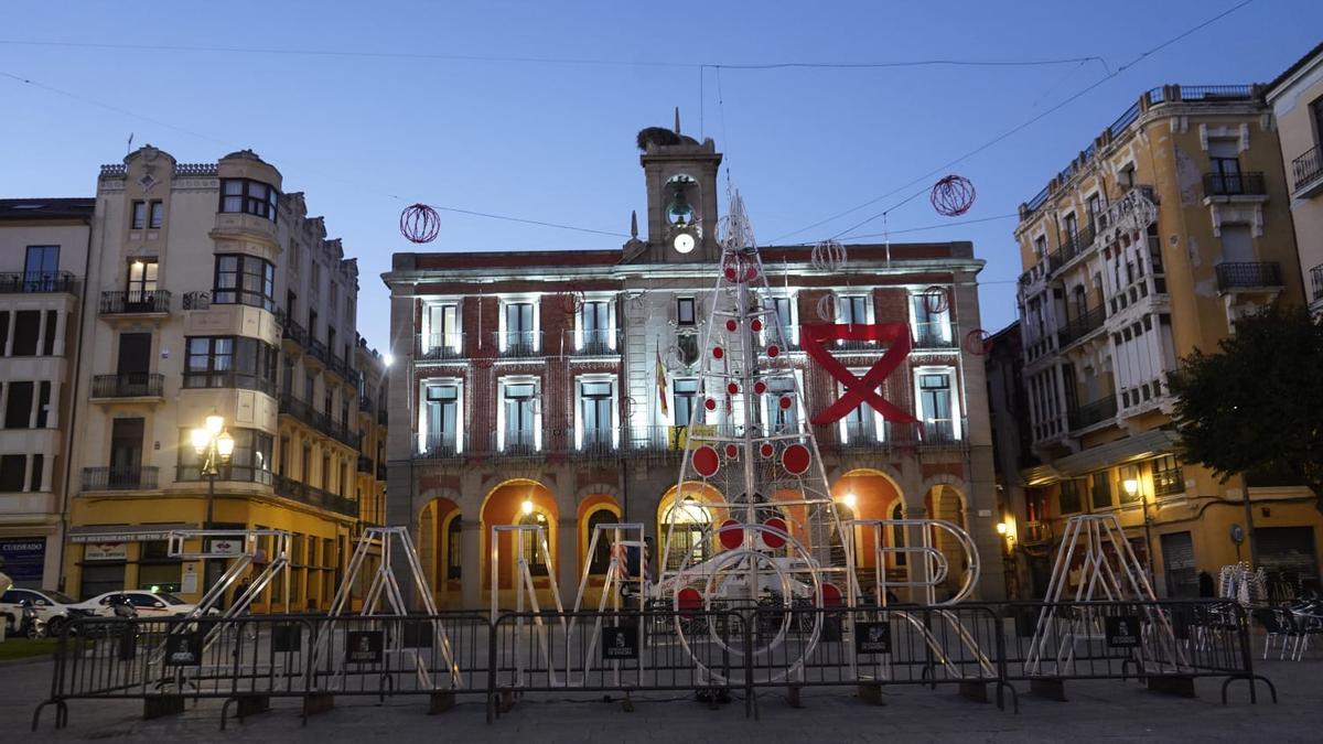 El Ayuntamiento de Zamora, con el lazo roja del Día Internacional contra el Sida