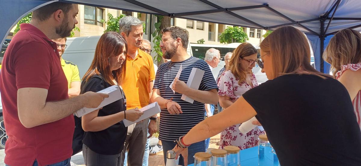 Un momento de la cata con responsables políticos