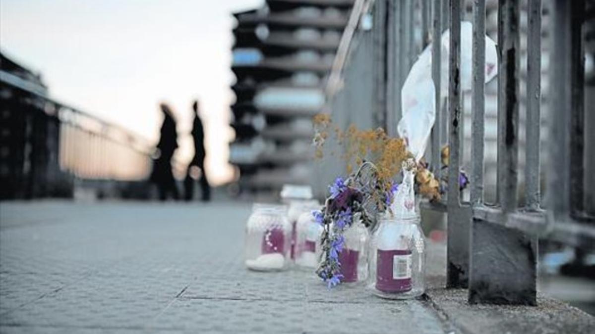 Un solitario ramo de flores ha recordado estos días a la presidenta de la Diputación de León, Isabel Carrasco, en la pasarela en la que fue asesinada.