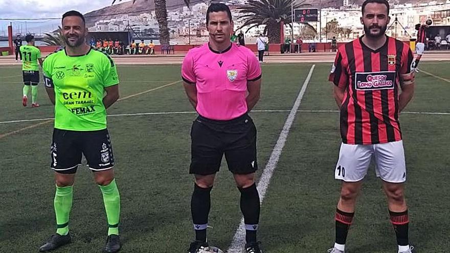 Los capitanes Raúl, (izq.) y Cristian Barrios, junto a Rembado Rodríguez. | | ISRAEL NAVARRO